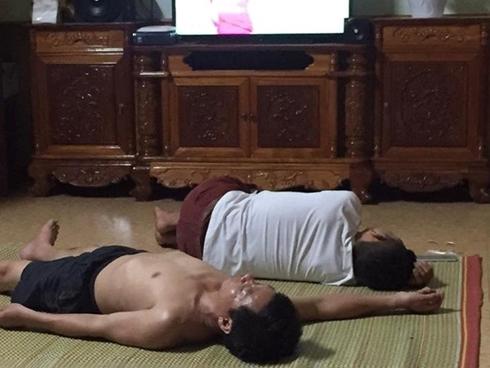 Những ông bố 'bá đạo' mùa World Cup: Càng xem bóng đá càng ngủ ngon