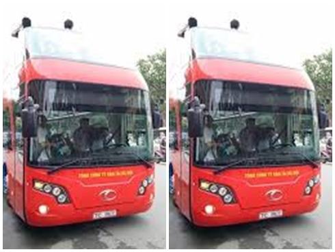 Cô gái giật cửa xe bus đang chạy để đuổi theo bạn trai