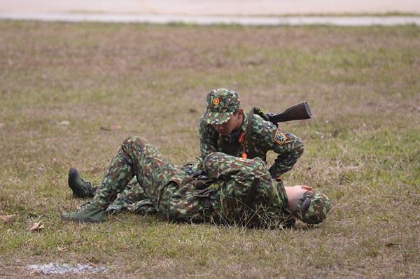 Ném lựu đạn sai cách, cả Tuấn Kiệt lẫn Hoàng Tôn ngác ngơ đến nỗi mất mạng rồi vẫn không hiểu vì sao-3