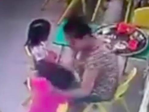 Cô giáo mầm non tát liên tục vào mặt khiến trẻ ngã dúi dụi