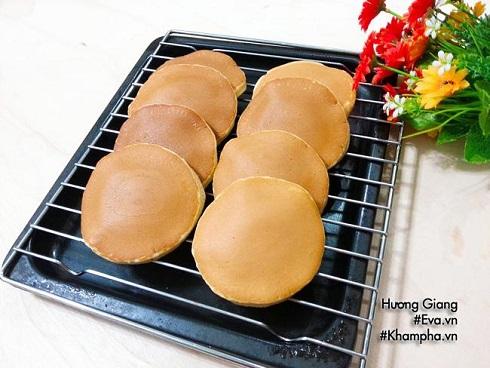 Cuối tuần làm bánh rán doremon nhân đậu đỏ cho bé ăn chơi