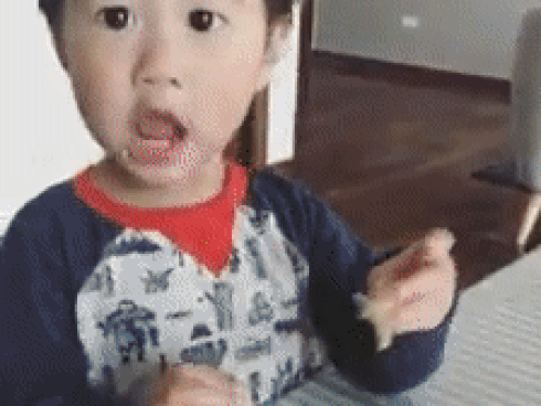 Hào hứng quay clip lúc con ăn, hot mom Trang Lou bị quý tử 2 tuổi nhắc nhở siêu yêu