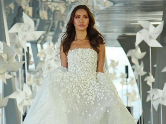 Minh Tú buồn vì rơi giày trên sàn diễn