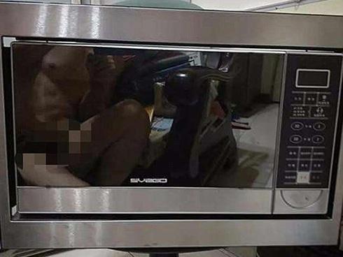 Chàng trai vô tình 'lộ hàng' khi đăng bán lò vi sóng trên mạng