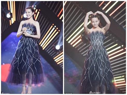 Đã xinh còn 'thả tim' đáng yêu hết nấc, bảo sao Địch Lệ Nhiệt Ba cứ khiến fans đổ rần rần