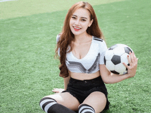 Hotgirl Việt bình luận World Cup: Giới yêu bóng phát hoảng vì ngồi ghế nóng mà 'chỉ biết đẹp thôi chẳng biết gì'