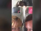 Cặp đôi vô tư 'diễn cảnh nóng' ngay trên máy bay khiến những người xung quanh nóng mặt