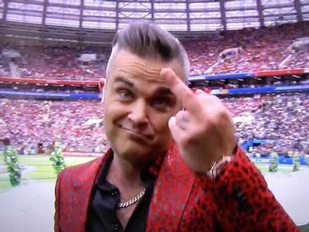Robbie Williams giải thích hành động giơ 'ngón tay thối' ở World Cup
