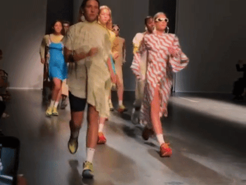 Màn catwalk chạy bộ hài hước gây chú ý ở Milan