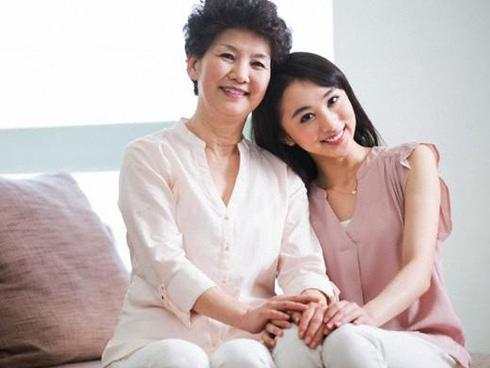 Dở khóc dở cười, đêm tân hôn mẹ chồng gõ cửa đòi vào ngủ chung vì lý do khó đỡ