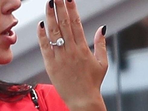 Khoe nhẫn trên khán đài, Georgina sắp cùng CR7 'về chung một nhà'?