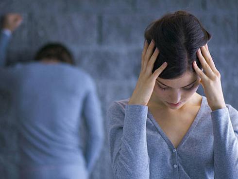 Ngoại tình còn đem tiền của vợ cho gái, chồng xin tha thứ nhưng sau lưng vẫn nói yêu bồ