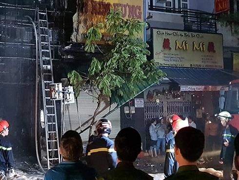 Cháy lan dữ dội sau tiếng nổ ở quận 5, cụ bà mắc kẹt