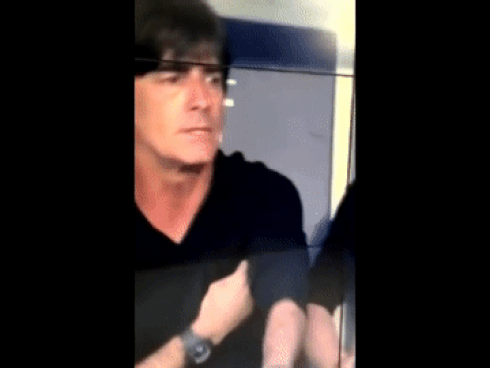 Móc mũi, ngửi nách... HLV đội tuyển Đức khiến nhiều người khiếp sợ vì những thói quen kinh hãi