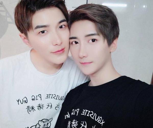 Baozi sinh năm 1992, thường được gọi với biệt danh là Bao Bao Đại Nhân. Anh từng học IT và Quản trị kinh doanh tại đại học Sinh viên của Đại học Hàng Hải ở Thường Châu. Hana sinh năm 1994, thường được fan gọi là Hoa Hoa, hiện đang theo học chuyên ngành thiết kế thời trang tại Hàng Châu.