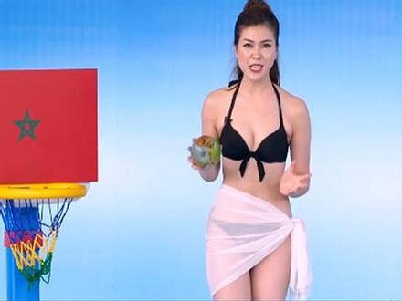 Mặc bikini dẫn chương trình, MC Việt Nam khiến dư luận dậy sóng