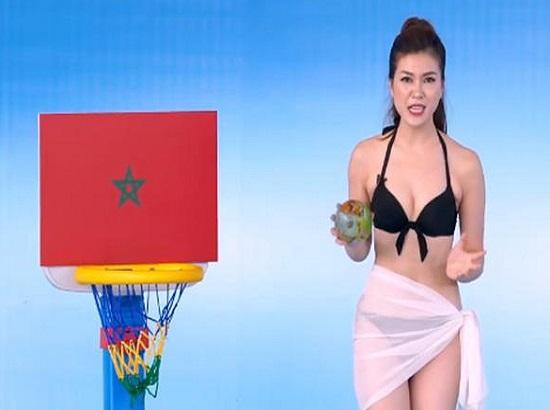 Hình ảnh MC Thu Hằng mặc bikini dẫn chương trình truyền hình K+ về dự đoán tỉ số trận đấu trong vòng loại World Cup gây tranh cãi. Nhiều người 