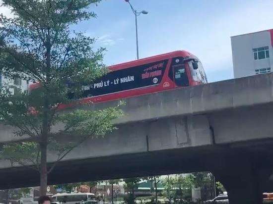 Xe máy ngang ngược vào đường cấm, nghi ép lùi xe khách