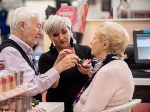 Ông lão 84 tuổi học cách trang điểm cho vợ trước khi bà cụ dần mù lòa