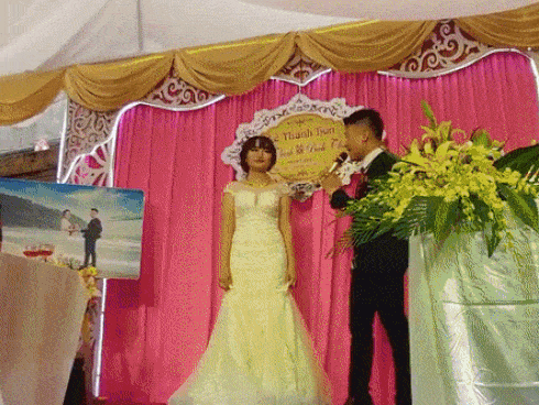 Cộng đồng mạng tan chảy trước khoảnh khắc chú rể hát cực ngọt tặng cô dâu trong ngày cưới
