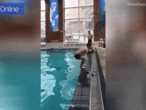 Thích thể hiện nhảy lộn ngược ở bể bơi, người đàn ông đập ngực và mặt vào thành bể