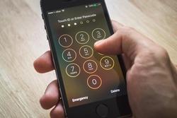 Mật khẩu của iPhone bị vượt qua, Apple từ chối nhận lỗi