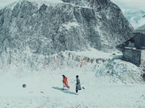 Ai bảo sao giải trí thì không biết đá banh? Xem clip mới thấy họ đá giỏi là đằng khác!