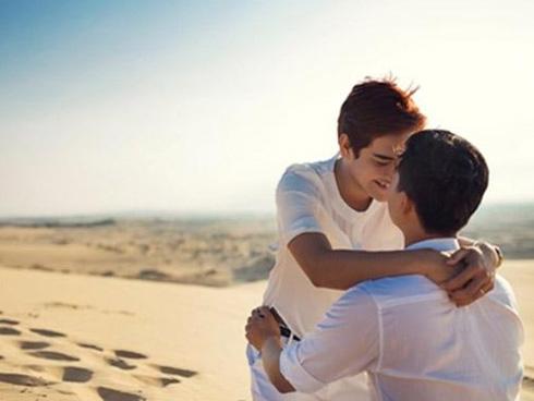 Được người yêu cũ mời cưới, cô gái chết lặng khi thấy anh lấy... một chàng trai khác