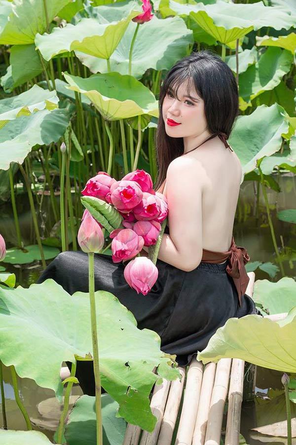 Nữ sinh Hải Dương sở hữu vòng ngực 110 cm khiến người xem bỏng mắt với ảnh áo yếm bên sen-2
