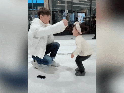 Tỉ mỉ ngồi xuống tóc cho em gái kém 15 tuổi, chàng trai được phong anh trai quốc dân vì quá ấm áp-6