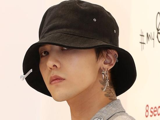 Bị chỉ trích lính mới mà hưởng đãi ngộ ngang hàng Đại tá, phía G-Dragon khẳng định không có khác biệt