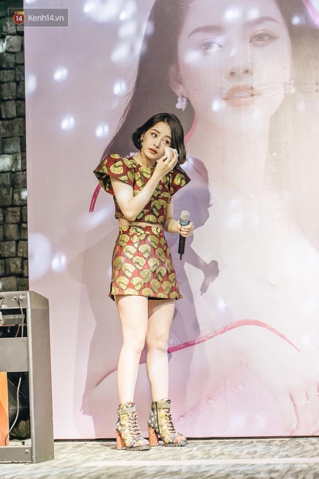 Chi Pu diện style gái hư bỏng mắt nhưng bị soi cặp chân đùi gà-10