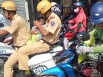 CSGT lái mô tô mở đường, ôm bé trai lao đến bệnh viện cấp cứu