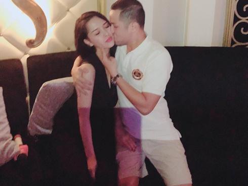 Anh trai ca sĩ Bảo Thy khoe ảnh tình tứ bên bà xã hotgirl