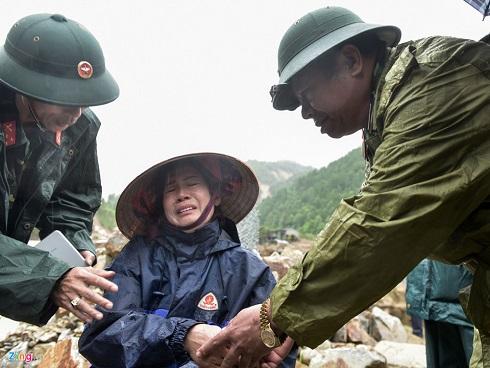 Cả gia đình bị lũ cuốn trôi khi đi đám cưới về-2