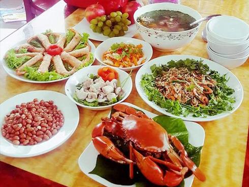 Sinh con 2 tháng, mẹ Hà Tĩnh vẫn 'lăn' vào bếp nấu những mâm cơm hấp dẫn chẳng kém ai