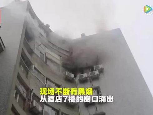 Thắp nến cầu hôn bạn gái, thanh niên đốt cháy phòng khách sạn