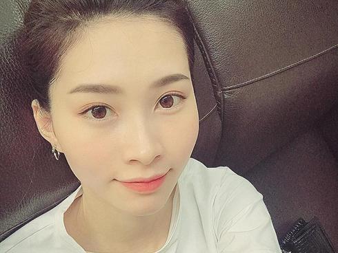 Hoa hậu Đặng Thu Thảo xinh đẹp dễ thương trong khoảnh khắc giản dị ở đời thường