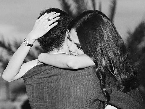 ĐỘC QUYỀN: Loạt ảnh đẹp lung linh nụ cười và nước mắt khi đại gia Tuấn John quỳ gối cầu hôn 'cô Meow' Lan Khuê