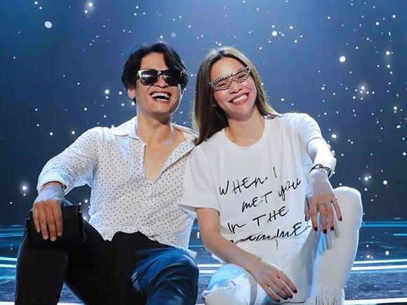 Hà Anh Tuấn bắt nhịp cho khán giả cùng hát bản karaoke quốc dân-1