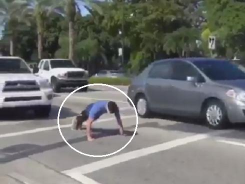 Clip: Thanh niên liều chết chui gầm ô tô, chống đẩy giữa phố đông