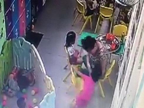 Bị phát hiện có hành vi bạo hành trẻ, cô bảo mẫu bỏ trốn