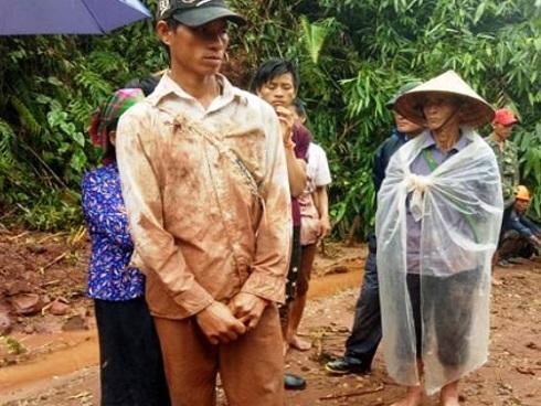 Lũ kinh hoàng ở miền Bắc: Người đàn ông vừa khóc vừa dùng tay bới đất đá tìm vợ con