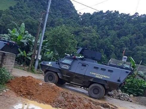 Xe bọc thép cùng hàng trăm cảnh sát đột kích hang ổ ma túy