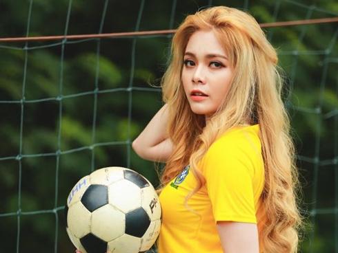 Bị 'ném đá' vì bình luận World Cup ngô nghê, thế mà hotgirl Cao Diệp Anh còn đóng vai cave trong 'Quỳnh Búp Bê'