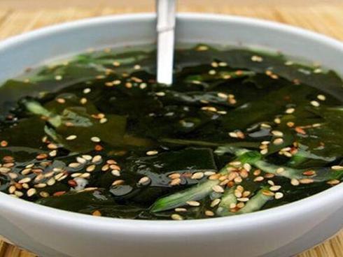 2 bé trai ở Lạng Sơn bị tan máu do ăn xôi có phẩm màu-2