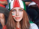 Nữ CĐV Iran trông như 'búp bê sống' trên khán đài World Cup