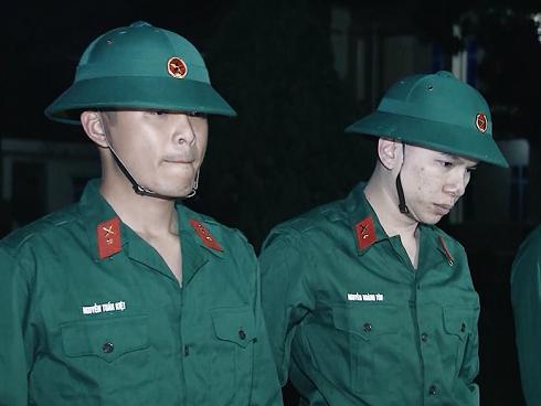 Báo động quân ngũ lúc nửa đêm, Hoàng Tôn - Tuấn Kiệt luống cuống 'đi giày không tất' như phim hài