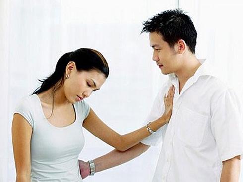 Quay lại nhặt 20.000 đánh rơi, anh chàng bị bạn gái đòi chia tay: 'Anh không thấy ngại à?'