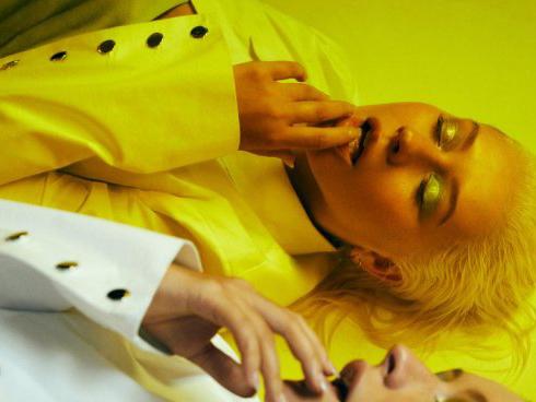 Christina Aguilera giúp đôi đồng tính nam cầu hôn trên sân khấu-3